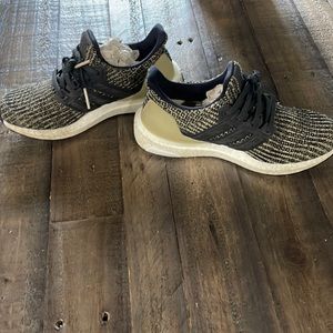 Boys Adidas UltraBoost Size Big Boys 4 (Amazing condition)